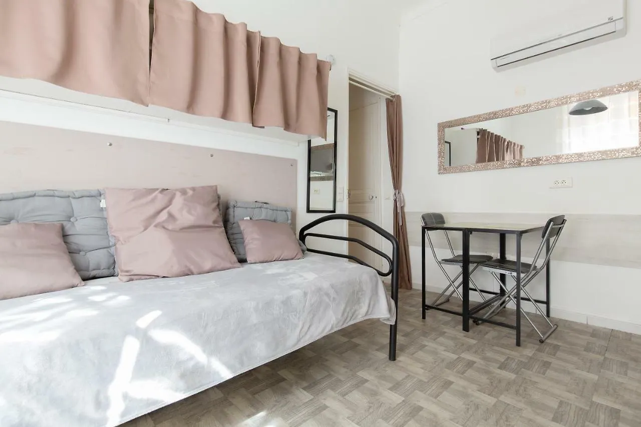 Forville Cannes 0*,  France